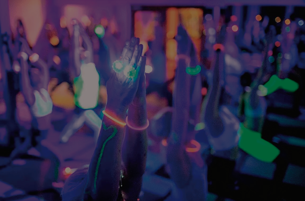 ¡Descubre el Glow Yoga Flow: el equilibrio perfecto entre practicar yoga y divertirse!