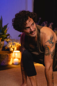 Roberto Regal Practicando yoga