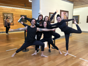 Roberto Regal con grupo de yoguinis