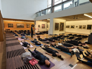 60 personas practican yoga en el Museo con Roberto Regal