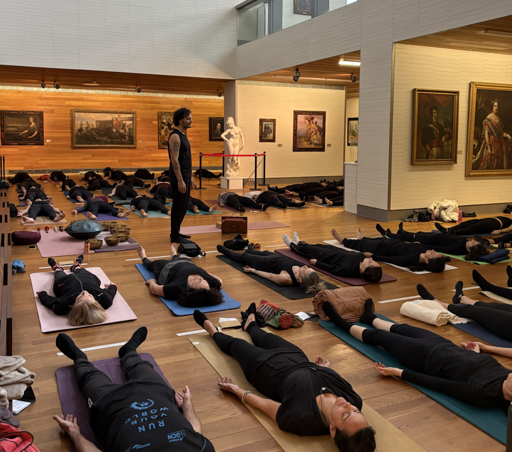Yoga en el Museo con Roberto Regal